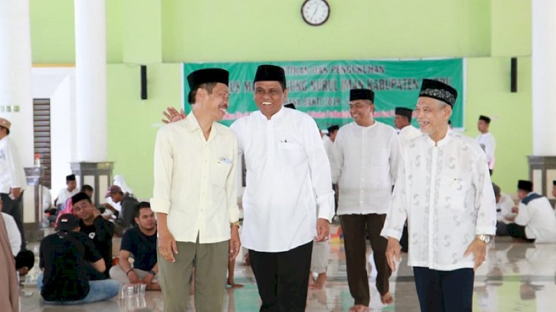 Bupati Barru H Suardi Saleh melantik pengurus Masjid Agung, Minggu (17/11/2019).