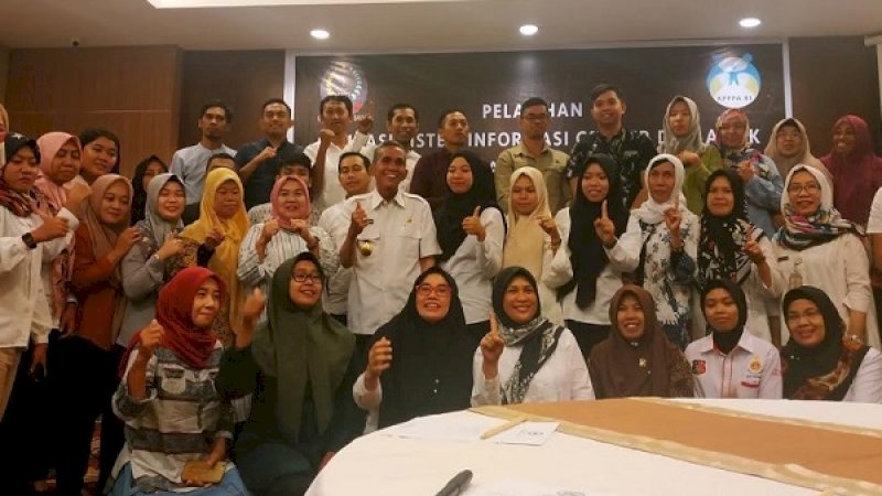 Kepala DPPPA Sulsel, Andi Ilham Gazaling bersama para peserta sosialisasi Gerakan Pelaminan Bukan Tempat Bermain.