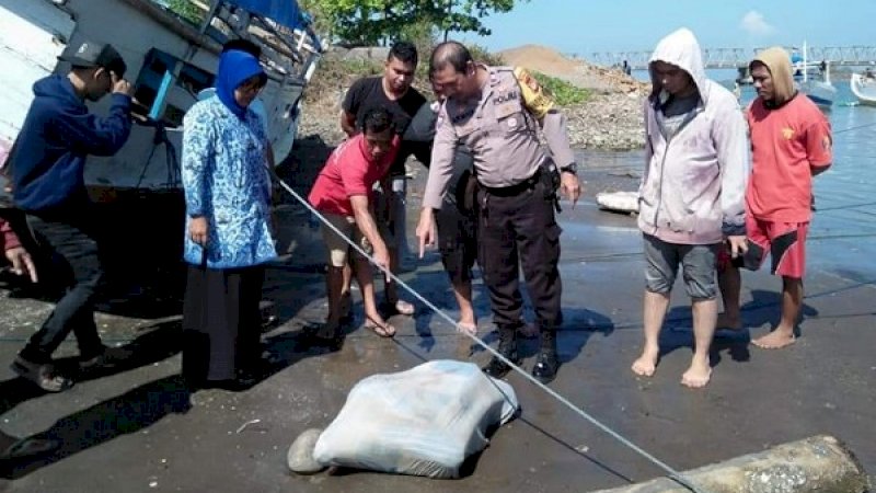 Penemuan mayat di Sungai Jeneberang, Barombong, Kecamatan Tamalate.