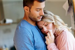 Pria ini Bantu Istrinya Pulih dari Kecanduan Narkoba