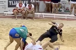 Wasit Ditendang Selama Pertandingan Gulat, Rahangnya Patah