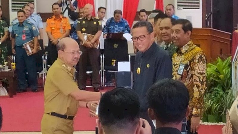 Bupati Jeneponto, Iksan Iskandar, menerima secara simbolis Dana Desa yang diserahkan Gubernur Sulsel, Nurdin Abdullah.