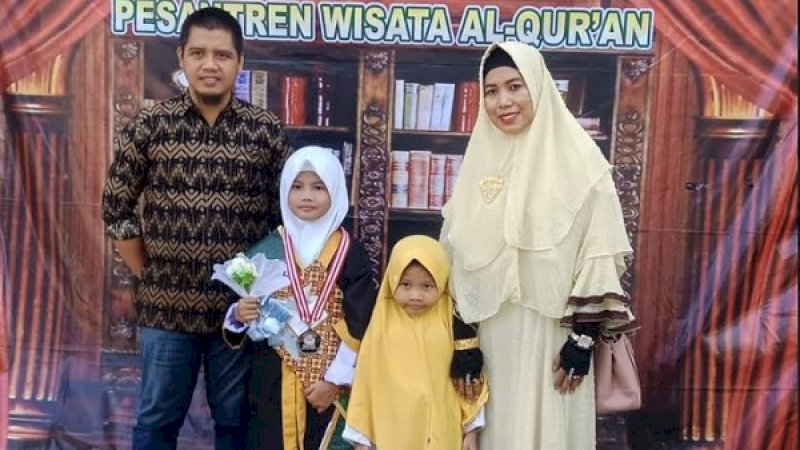 Salah satu santri dari pesantren wisata alquran Pangkep, sedang berfoto di boot.