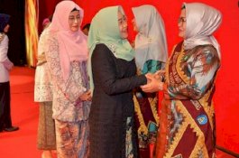 Atas Kepedulian Bunda PAUD, Istri Wapres Sematkan Pin Emas Kepada Liestiaty Nurdin