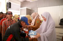 Hangatnya Kebersamaan Hasnah Syam dengan Tukang Becak-Ojek