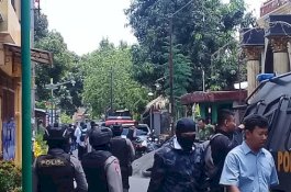 Warga Kaget, Ustaz yang Nyambi Jualan Madu Ditangkap Densus 88 di Solo