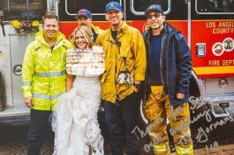 Limusin Terjebak Macet, Pengantin Perempuan Ini Naik Mobil Pemadam Kebakaran Menuju Altar