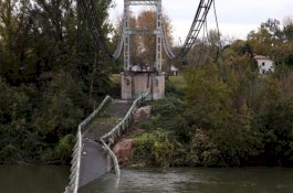 Jembatan Gantung Runtuh di Prancis: Dua Orang Tewas