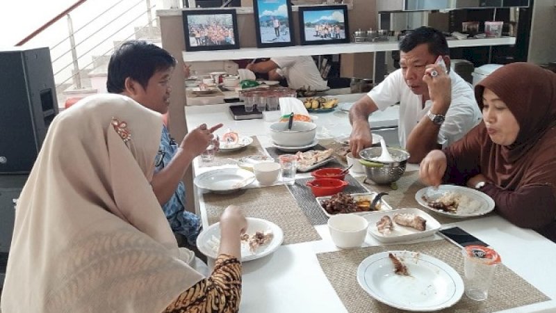 Kak Syam dan istri tercinta Andi Mariattang (kiri), makan bersama Andi Utta dan sepupunya di kediaman Andi Utta di Makassar.