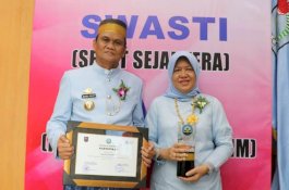 Jadi Kabupaten Sehat, Bupati Barru Terima Penghargaan Swasti Saba Wistara