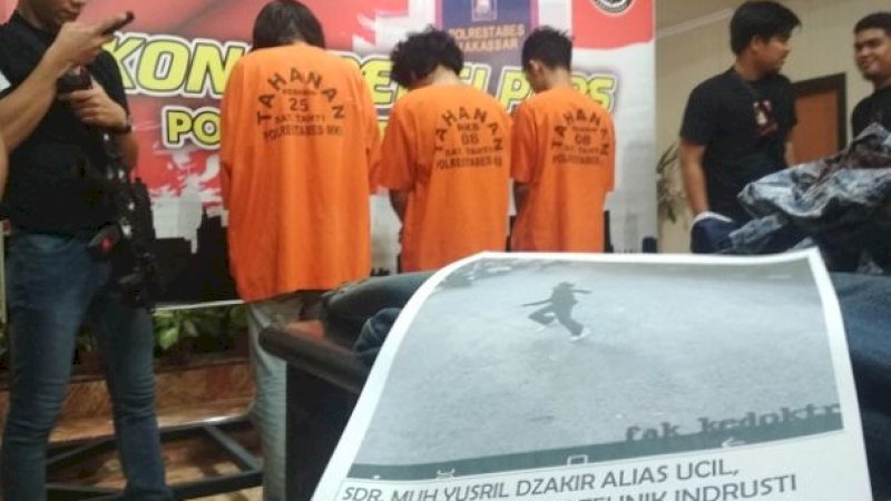 Polrestabes Makassar telah menetapkan tiga orang tersangka dalam kasus pengeroyokan yang menyebabkan satu orang mahasiswa UMI Makassar meninggal dunia.