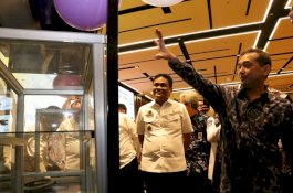 Peduli Pedagang, Bupati Barru Dapat Bantuan 100 Unit Gerobak