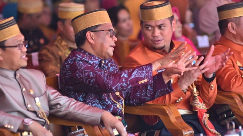 Gubernur Sulsel, Nurdin Abdullah berbincang dengan Bupati Gowa, Adnan Purichta Ichsan, Minggu (17/11/2019).