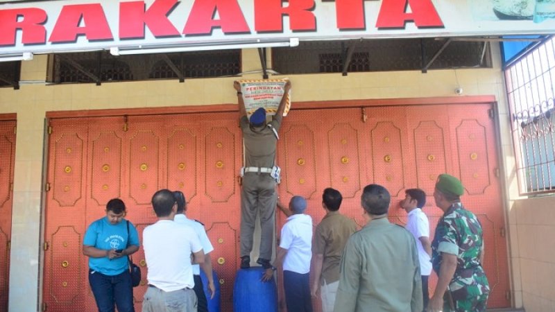Tim dari BPKD Kabupaten Sidrap memasang stiker tanda tidak bayar pajak serta menolak memasang/mengaktifkan alat pajak sistem online pada sejumlah warung makan di Kecamatan Maritengngae, Rabu (20/11/2019).