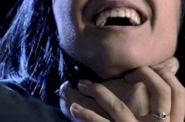 Lagi Kemas Barang untuk Kawin Lari, Wanita ini Tewas Dicekik Ibunya