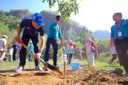 Peduli Lingkungan, Jajaran Direksi PT Semen Tonasa Hijaukan Taman Kehati Bulu Sipong