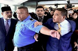 Video Dua Anggota Parlemen Umno Nyaris Adu Jotos di Lobi Kantor