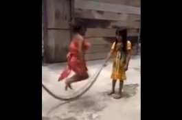 Bukan Karet Gelang, Anak-anak Ini Main Lompat Tali Pakai Ular
