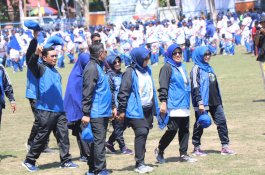 Lawan Terik Mentari, Istri Bupati Barru Ikut Defile Peserta Porseni PGRI Se-Sulsel