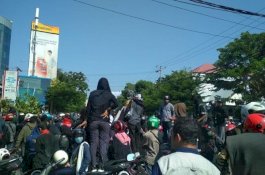 Kematian Mahasiswa UMI, Ratusan Massa Serbu Mapolrestabes Makassar