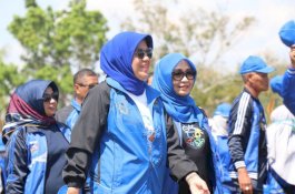 Parade Peserta Porseni, Istri Bupati Barru Antusias Ikut Defile