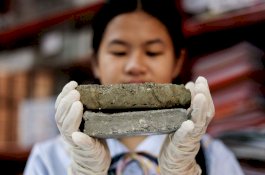 Siswa di Filipina Olah Kotoran Anjing Jadi Batu Bata