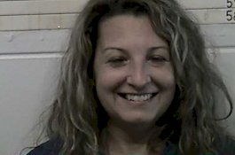 Dituduh Bunuh Suaminya, Wanita ini Tersenyum Lebar Saat Difoto di Kantor Polisi