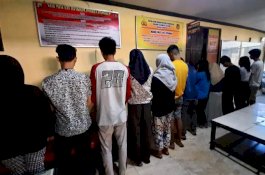 6 Pasang Muda-mudi Digerebek saat Asyik 'Main' di Kos-kosan