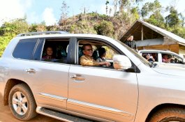 Intip Gaya Nurdin Abdullah Nyetir Mobil Sendiri di Lumpur Jalan Bua-Rantepao