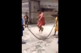 Viral, Bocah-Bocah Perempuan Ini Gunakan Ular untuk Main Lompat Tali