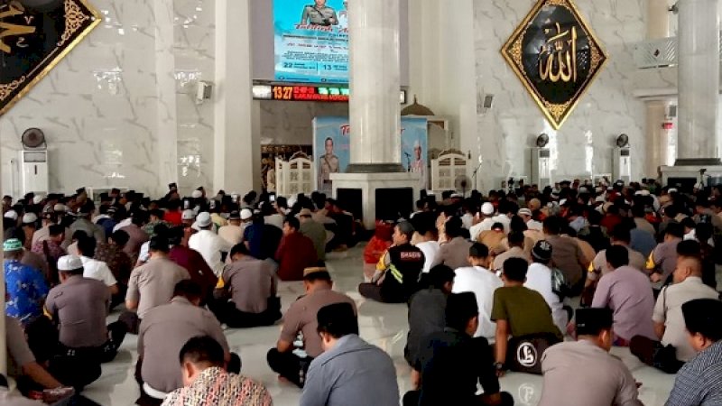 Ratusan jemaah memadati Masjid Agung Syekh Yusuf, Jalan Masjid Raya, Gowa, Jumat siang (22/11/2019).