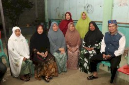 Malam Hari, Hasnah Syam Keliling ke Posko Kontingen PGRI