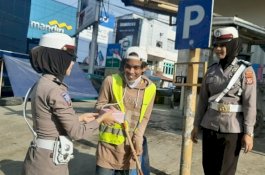 Aksi Sosial Polwan Cantik Wajo di Jumat Berkah
