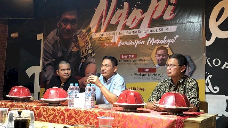 Suasana diskusi kepemimpinan di Warkop AA Bar Kopi, Jl Toddopuli Raya, Jumat, 22 November 2019.