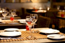 Pramusaji di Restoran Cuma Pakai Celemek Tanpa Bra, Warga Ikut 'Panas'