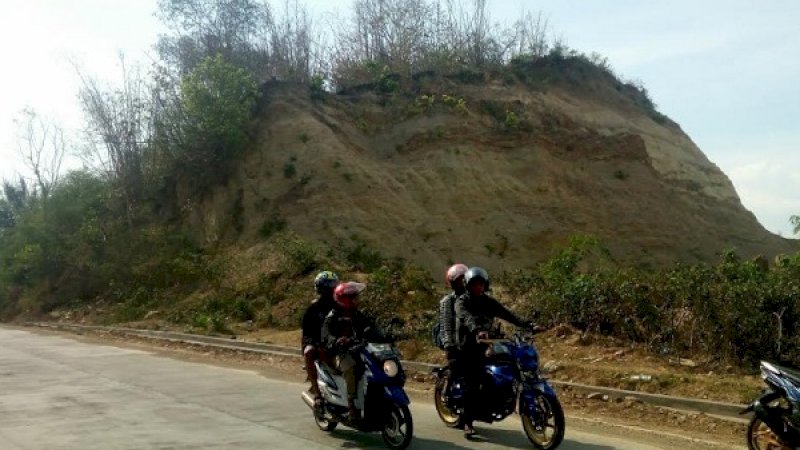 Salah satu bukit di Wajo yang dikeruk dan dibiarkan gundul.