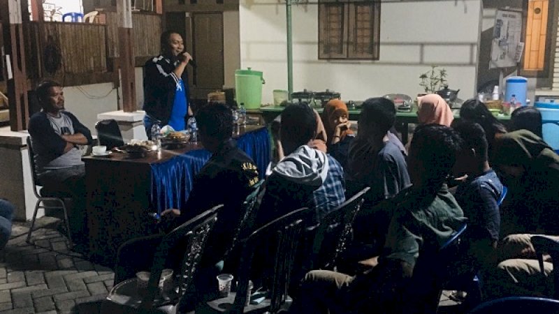 Wakil Bupati Luwu Timur, Irwan Bachri Syam, ikut berbaur dengan kelompok pemuda. Merayakan satu dekade KPA Skala. Digelar di Balai Kembang Mangkutana.