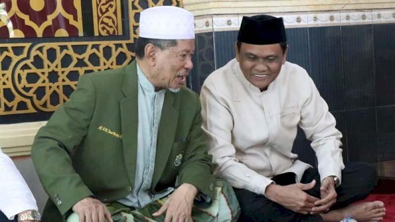 KH Farid WAdjedy berbincang dengan Bupati Barru, Suardi Saleh.