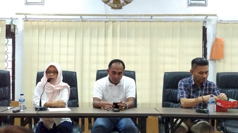 Tiga komisioner KPU Sulsel memberi penjelasan soal mundurnya Misnah M Attas dari kursi ketua. (Foto/Rizal).