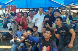 Danny Pomanto Makan Bareng Warga yang Piknik di Tanjung Bayang