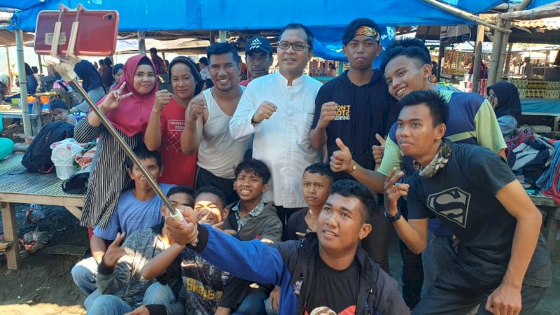 Danny Pomanto Makan Bareng Warga yang Piknik di Tanjung Bayang