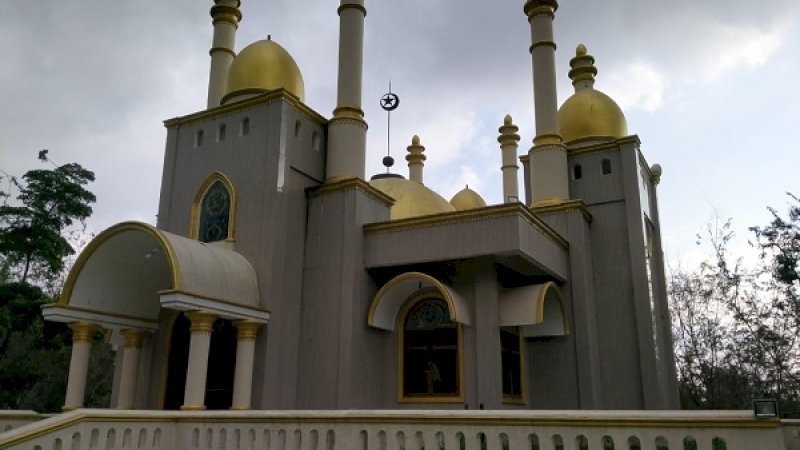 Masjid di tengah hutan, di kaki Gunung Lompobattang.