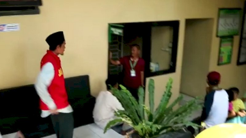 Mengenakan rompi merah, terdakwa kasus pencabulan, Indra (60), mengikuti sidang pertamanya di Pengadilan Negeri Soppeng, Senin (25/11/2019).