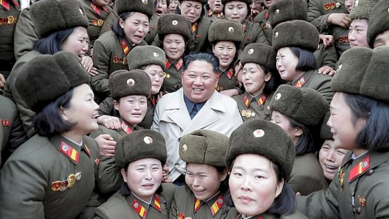 Kim Jong-un berada di tengah-tengah tentara wanita.