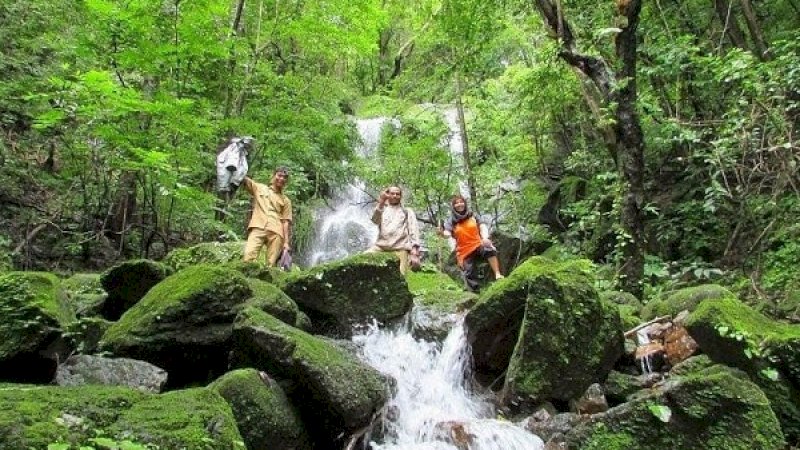 Zulkifli bersama dua guru honorer lainnya, berjalan kaki menempuh 40 kilometer untuk sampai di SD 60 Buung, Minasatene, Pangkep.