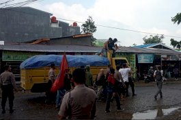 Di Tengah Guyuran Hujan, Massa Adang Truk, Sempat Ricuh dengan Polisi