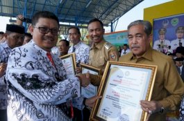 Bupati Sidrap Terima Penghargaan pada Peringatan HGN di Barru
