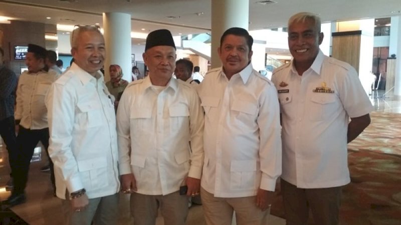 Didik Sugiharto (kanan), berfoto bersama anggota DPR RI dari Partai Gerindra, Azikin Solthan dan kader Gerindra lainnya.