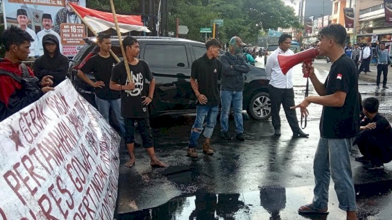 Demonstran di Gowa menyuarakan penolakan terhadap Ahok menjadi petinggi di PT Pertamina.