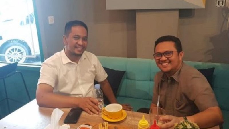 Ilham Nadjamuddin dan Devo Khaddafi ngopi bareng di salah satu kafe di Makassar, Senin (25/11/2019)>